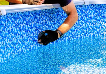 Worker replacing a swiming pool jet insert