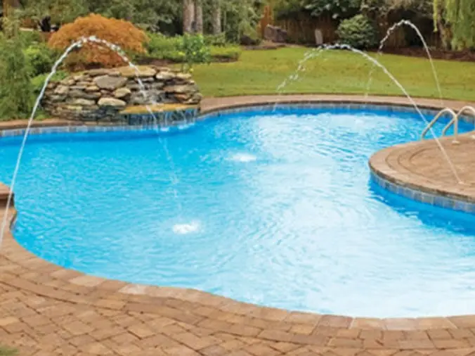 Swiming pool with small fountains